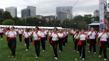 紐英倫養(yǎng)身協(xié)會(huì)提供的百人一行健身操表演，陣容壯大。(美國(guó)《世界日?qǐng)?bào)》/唐嘉麗 攝)