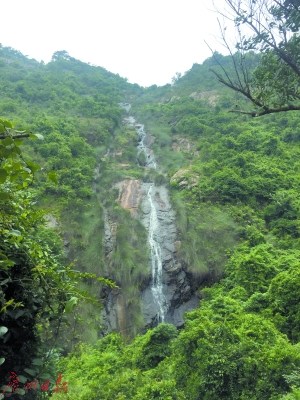 龍泉潮人徑可欣賞“龍?zhí)讹w瀑”美景。