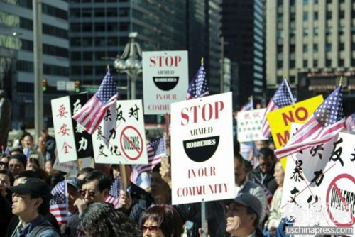 來(lái)自美東地區(qū)的華裔市民15日走上費(fèi)城游行，表達(dá)他們反犯罪和反文化暴力訴求。(美國(guó)《僑報(bào)》/賈玉璇 攝)