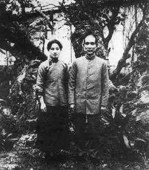 1923年2月，孫中山與夫人宋慶齡在廣州大元帥府