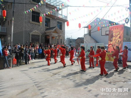 文化節(jié)的開(kāi)場(chǎng)舞表演《開(kāi)門(mén)紅》