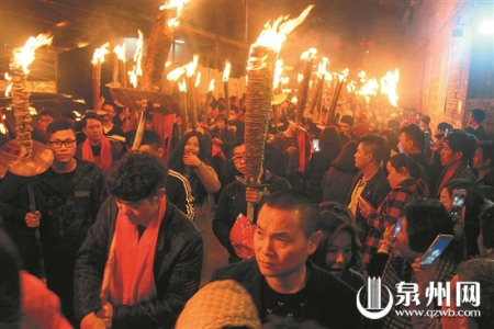 昨（2月5日）晚，晉江永和鎮(zhèn)山前村2000多名村民高舉火把繞村巡游，共同歡度這個(gè)已延續(xù)300多年的“火把節(jié)”。 （黃祖祥 攝）