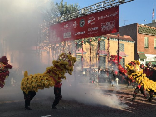 充滿農(nóng)歷春節(jié)喜慶氣氛的舞獅和鞭炮拉開活動序幕(美國《世界日報》/高梓原 攝)