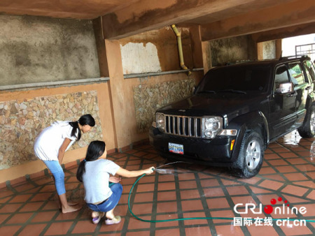 孩子們洗車，被馮女士偷拍。（馮女士供圖）