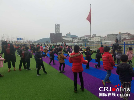 3月16日清晨，江陰鎮(zhèn)的孩子們在跟老師做早操。（嚴和勇供圖）