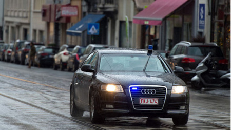 圖為男子在自家車上裝配有藍(lán)色警務(wù)燈并冒充假警車。（法國《歐洲時(shí)報(bào)》援引英國《每日快報(bào)》圖片）