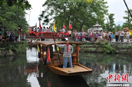 2012年8月23日，廣西興安縣舉行靈渠“天下第一陡”開閘啟航儀式，感恩開鑿靈渠先人，重現(xiàn)秦軍開閘啟航盛況。圖為模擬當(dāng)年秦代士兵開閘行船情景。<a target='_blank' >中新社</a>發(fā) 唐夢(mèng)憲 攝