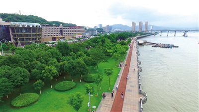 鹿城區(qū)甌江南岸綠道 甌江南岸綠道是主城區(qū)主要綠道。綠道沿線配套設(shè)施齊全，沿線江景優(yōu)美，與甌北鎮(zhèn)、“中國四大名嶼”江心嶼隔江相望，綠道植物種類繁多，層次豐富，季相明顯，同時重要節(jié)點位置正逐步增設(shè)自然花境，為市民提供了一個舒適、悠閑、游憩的場所。