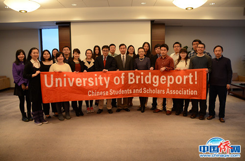 2015年2月，在 University of Bridgeport(橋港大學) Tower Room，駐紐約總領事館教育組徐永吉參贊、傅博領事、程序領事與橋港大學中國學生學者聯(lián)合會代表們座談會后合影。