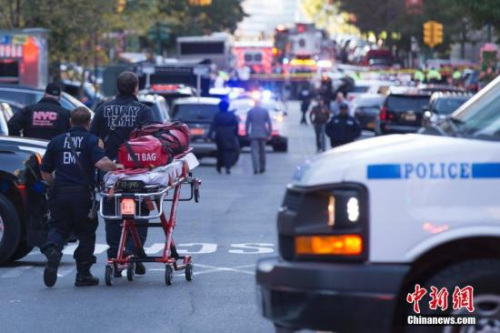 大量警力聚集在紐約卡車撞人襲擊現(xiàn)場。 <a target='_blank' >中新社</a>記者 廖攀 攝