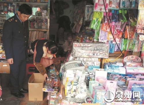 臨江工商所工作人員對立成小學(xué)周邊的文具店進(jìn)行檢查 (莊嚴(yán) 供圖) 