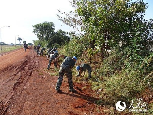 中國(guó)維和官兵進(jìn)行道路施工作業(yè) (中國(guó)赴南蘇丹瓦烏維和工兵部隊(duì)供圖)