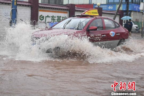 8日，臺(tái)風(fēng)“艾云尼”(熱帶風(fēng)暴級(jí))兩次登陸廣東，帶來持續(xù)性強(qiáng)降水，致廣東多地掛起暴雨紅色預(yù)警。圖為廣州一處水浸街。　陳驥旻 攝