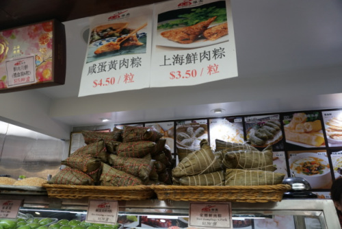 上海鮮肉粽的價格約3.5元，店家表示，雖然成本上漲，但粽子售價不敢漲。(美國《世界日報》/林群攝)