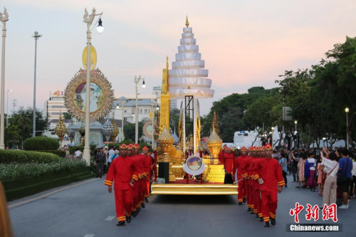 資料圖：2018年3月1日，泰國慶祝萬佛節(jié)活動(dòng)在巴吞他尼府舉行，佛教僧侶在最大佛寺之一法身寺參加“布施”儀式，萬佛節(jié)是泰國的傳統(tǒng)佛教節(jié)日，在每年泰歷三月十五日舉行。