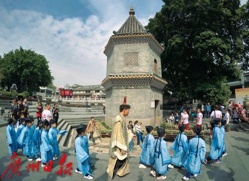 位于龍津西路龍津橋東側，新荔枝灣涌邊的文塔。