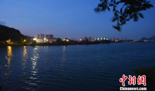 資料圖：夜幕下的東湖濕地公園湖面，風(fēng)景秀麗。　葉茂 攝