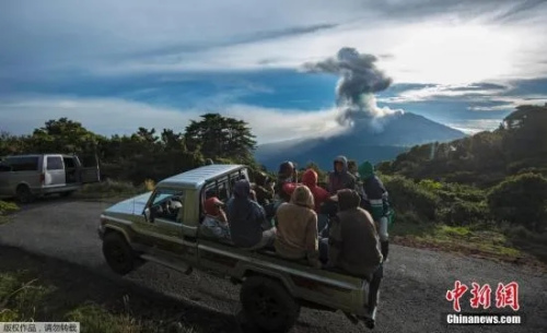 資料圖：游客造訪位于哥斯達(dá)黎加中部的圖里亞爾瓦火山。