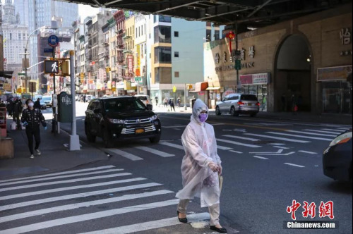 資料圖：5月12日，紐約市曼哈頓唐人街，一名“全副武裝”的女子正在過馬路。<a target='_blank' >中新社</a>記者 馬德林 攝