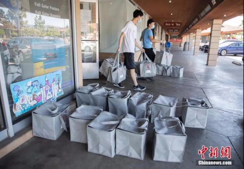 資料圖：美國硅谷腹地“鹽語”廚房的送餐員將打包好的保溫袋搬到各自的車上，再送往附近的客戶手中。 <a target='_blank' >中新社</a>記者 劉關(guān)關(guān) 攝