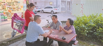 臺山社區(qū)民警在為離鄉(xiāng)80年的老人尋親。