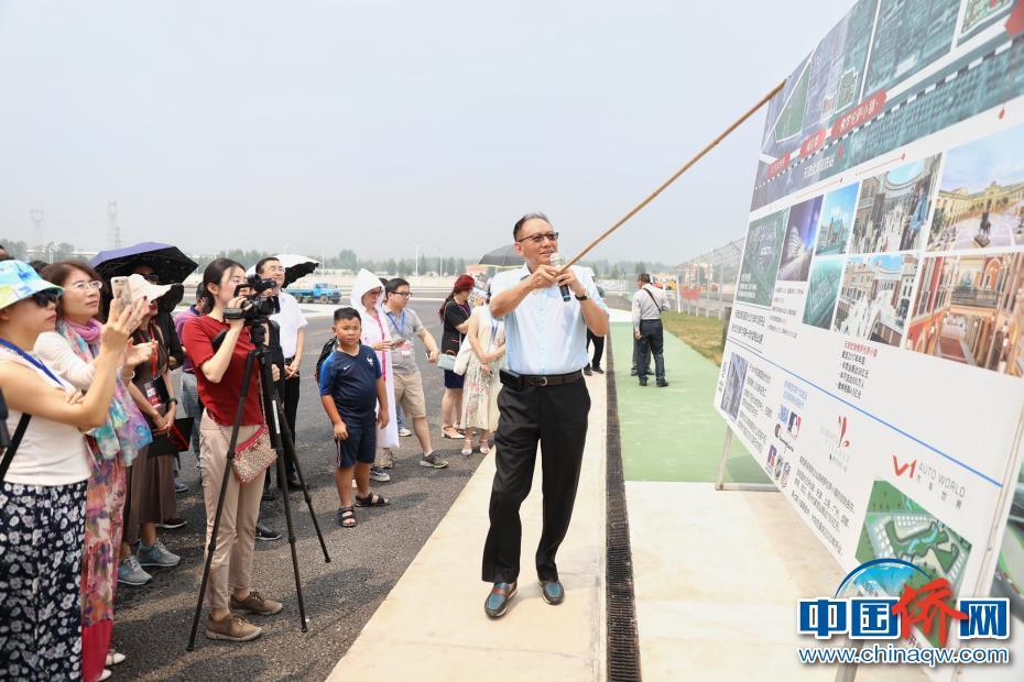 海外華媒代表采訪愛國僑領李學海